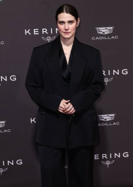 Dolce ve Gabbana Fall 2025 smokin giyen Inga Ibsdotter Lilleaas, 3 Ocak 2026 'da Palm Springs, Riverside County' deki Palm Springs Kongre Merkezi 'nde düzenlenen 37.