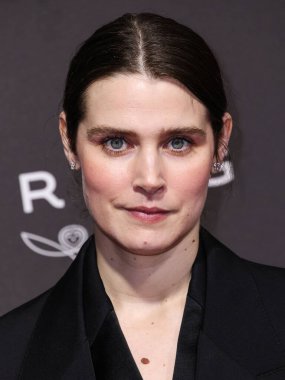 Dolce ve Gabbana Fall 2025 smokin giyen Inga Ibsdotter Lilleaas, 3 Ocak 2026 'da Palm Springs, Riverside County' deki Palm Springs Kongre Merkezi 'nde düzenlenen 37.