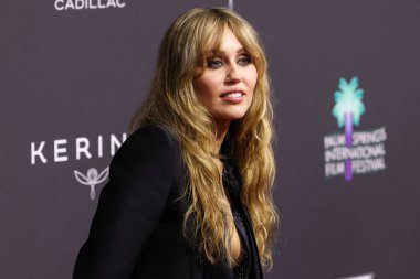Tom Ford 'u giyen Miley Cyrus, 3 Ocak 2026' da Palm Springs Kongre Merkezi 'nde düzenlenen 37. Palm Springs Uluslararası Film Festivali Ödülleri' ne geldi..
