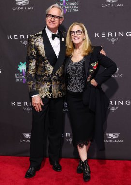 Paul Feig ve eşi Laurie Feig, 3 Ocak 2026 'da Palm Springs, Riverside County, Kaliforniya, ABD' de düzenlenen 37. Palm Springs Uluslararası Film Festivali Ödülleri 'ne geldiler..