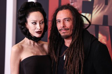 Amerikalı nu metal grubu Korn 'un eşi James Shaffer ve Evis Xheneti Shaffer, 7 Ocak 2026' da ABD 'nin Kaliforniya eyaletinin Los Angeles kentinde bulunan The Grove 14' te düzenlenen Los Angeles Premiere Of Row K Entertainment 'in' Dead Man 's Wire' ına geldiler..