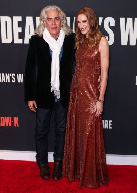 Mitch Glazer ve eşi / Amerikalı aktris Kelly Lynch, 7 Ocak 2026 'da Los Angeles, Kaliforniya, ABD' de bulunan The Grove 14 'te düzenlenen 