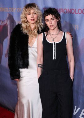 İngiliz aktris Imogen Poots ve Amerikalı aktris ve yönetmen Kristen Stewart, 8 Ocak 2026 'da ABD' nin Tarih Filipinleri kentinde 2220 Arşiv 'de düzenlenen Forge' un 'The Chronology of Water' adlı filminin Los Angeles galasına geldiler.