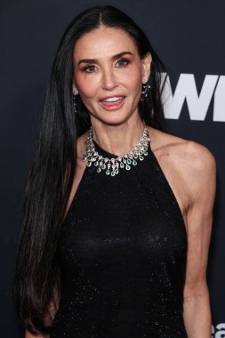 Gucci elbisesi giyen Amerikalı aktris Demi Moore ve Antoine Milano mücevherleri, 9 Ocak 2025 'te Santa Monica, Los Angeles' taki Regent Santa Monica Plajı 'nda düzenlenen 2026. Geleneksel WWD (Kadın Giyimi) Style Ödülleri' ne geldiler.