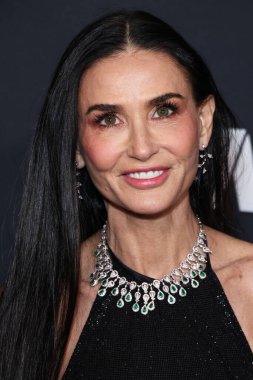 Gucci elbisesi giyen Amerikalı aktris Demi Moore ve Antoine Milano mücevherleri, 9 Ocak 2025 'te Santa Monica, Los Angeles' taki Regent Santa Monica Plajı 'nda düzenlenen 2026. Geleneksel WWD (Kadın Giyimi) Style Ödülleri' ne geldiler.