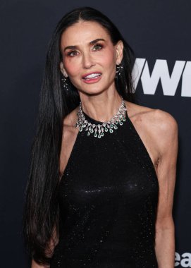 Gucci elbisesi giyen Amerikalı aktris Demi Moore ve Antoine Milano mücevherleri, 9 Ocak 2025 'te Santa Monica, Los Angeles' taki Regent Santa Monica Plajı 'nda düzenlenen 2026. Geleneksel WWD (Kadın Giyimi) Style Ödülleri' ne geldiler.