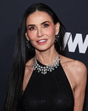 Gucci elbisesi giyen Amerikalı aktris Demi Moore ve Antoine Milano mücevherleri, 9 Ocak 2025 'te Santa Monica, Los Angeles' taki Regent Santa Monica Plajı 'nda düzenlenen 2026. Geleneksel WWD (Kadın Giyimi) Style Ödülleri' ne geldiler.