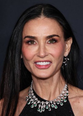 Gucci elbisesi giyen Amerikalı aktris Demi Moore ve Antoine Milano mücevherleri, 9 Ocak 2025 'te Santa Monica, Los Angeles' taki Regent Santa Monica Plajı 'nda düzenlenen 2026. Geleneksel WWD (Kadın Giyimi) Style Ödülleri' ne geldiler.