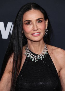 Gucci elbisesi giyen Amerikalı aktris Demi Moore ve Antoine Milano mücevherleri, 9 Ocak 2025 'te Santa Monica, Los Angeles' taki Regent Santa Monica Plajı 'nda düzenlenen 2026. Geleneksel WWD (Kadın Giyimi) Style Ödülleri' ne geldiler.