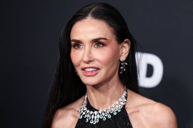 Gucci elbisesi giyen Amerikalı aktris Demi Moore ve Antoine Milano mücevherleri, 9 Ocak 2025 'te Santa Monica, Los Angeles' taki Regent Santa Monica Plajı 'nda düzenlenen 2026. Geleneksel WWD (Kadın Giyimi) Style Ödülleri' ne geldiler.