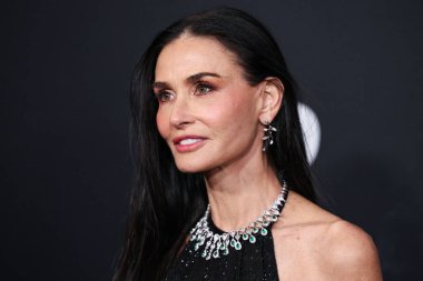 Gucci elbisesi giyen Amerikalı aktris Demi Moore ve Antoine Milano mücevherleri, 9 Ocak 2025 'te Santa Monica, Los Angeles' taki Regent Santa Monica Plajı 'nda düzenlenen 2026. Geleneksel WWD (Kadın Giyimi) Style Ödülleri' ne geldiler.
