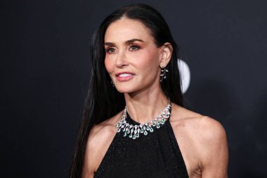 Gucci elbisesi giyen Amerikalı aktris Demi Moore ve Antoine Milano mücevherleri, 9 Ocak 2025 'te Santa Monica, Los Angeles' taki Regent Santa Monica Plajı 'nda düzenlenen 2026. Geleneksel WWD (Kadın Giyimi) Style Ödülleri' ne geldiler.