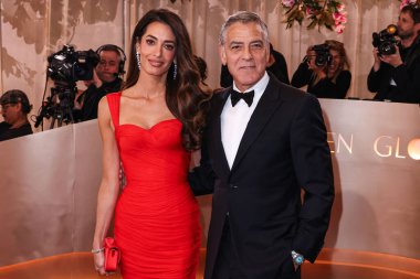 Cartier mücevherleri ve Aquazzura ayakkabıları takan Amal Clooney ve Giorgio Armani smokin giyen kocası George Clooney, 11 Ocak 2026 'da Beverly Hilton Otel' de düzenlenen 83.