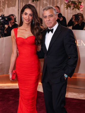 Cartier mücevherleri ve Aquazzura ayakkabıları takan Amal Clooney ve Giorgio Armani smokin giyen kocası George Clooney, 11 Ocak 2026 'da Beverly Hilton Otel' de düzenlenen 83.