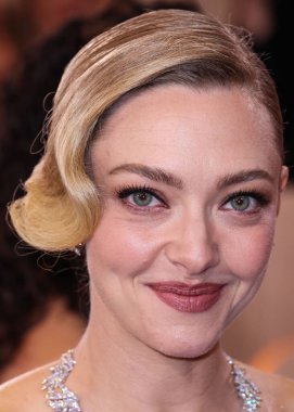 Özel yapım Versace giyen Amanda Seyfried, 11 Ocak 2026 'da Beverly Hilton Hotel' de düzenlenen 83. Altın Küre Ödülleri 'ne geldi.