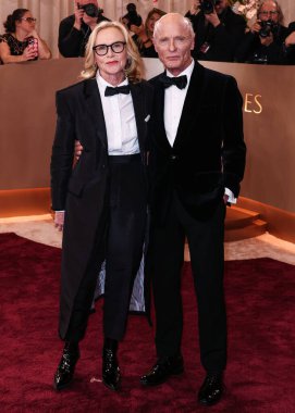 Bonobolar giyen Amy Madigan ve Ed Harris, 11 Ocak 2026 'da Beverly Hilton Hotel' de düzenlenen 83. Altın Küre Ödülleri 'ne geldiler..