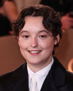 Prada giyen Bella Ramsey, 11 Ocak 2026 'da Beverly Hilton Oteli' nde düzenlenen 83. Altın Küre Ödülleri 'ne geliyor..