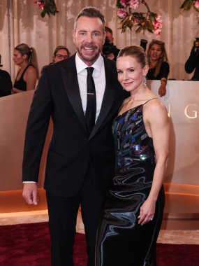 Giorgio Armani smokin giyen Dax Shepard ve Giorgio Armani Prive elbise giyen eşi Kristen Bell 11 Ocak 2026 'da Beverly Hills, ABD' de düzenlenen 83. Altın Küre Ödülleri 'ne geldiler.
