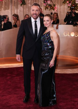 Giorgio Armani smokin giyen Dax Shepard ve Giorgio Armani Prive elbise giyen eşi Kristen Bell 11 Ocak 2026 'da Beverly Hills, ABD' de düzenlenen 83. Altın Küre Ödülleri 'ne geldiler.