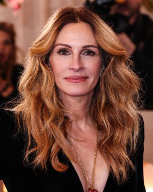Özel bir Giorgio Armani Prive elbisesi giyen Julia Roberts, 11 Ocak 2026 'da Beverly Hilton Oteli' nde düzenlenen 83..
