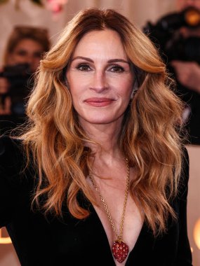 Özel bir Giorgio Armani Prive elbisesi giyen Julia Roberts, 11 Ocak 2026 'da Beverly Hilton Oteli' nde düzenlenen 83..