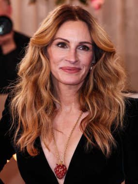Özel bir Giorgio Armani Prive elbisesi giyen Julia Roberts, 11 Ocak 2026 'da Beverly Hilton Oteli' nde düzenlenen 83..