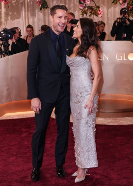 Bruno Magli ayakkabıları giyen Justin Hartley ve eşi Sofia Hartley, 11 Ocak 2026 'da Beverly Hilton Oteli' nde düzenlenen 83..