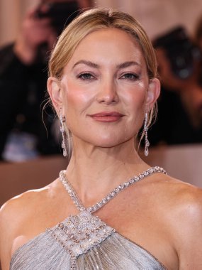 Kate Hudson wearing an Armani Prive dress, Giuseppe Zanotti shoes, a Jimmy Choo clutch, and Garatti jewels arrives at the 83rd Annual Golden Globe Awards held at The Beverly Hilton Hotel on January 11, 2026 in Beverly Hills, Los Angeles, California