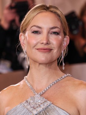 Kate Hudson Armani Prive elbisesi, Giuseppe Zanotti ayakkabıları, Jimmy Choo debriyajı ve Garatti mücevherleri ile 11 Ocak 2026 'da Beverly Hills, Los Angeles, Kaliforniya' da düzenlenen 83.