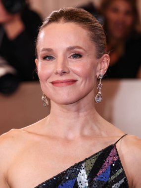 Kristen Bell, Giorgio Armani Prive elbisesi ve Sabyasachi Mücevherleri ile 11 Ocak 2026 'da Beverly Hilton Oteli' nde düzenlenen 83..