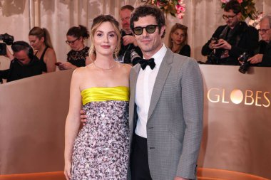 Leighton Meester, Miu Miu elbisesi ve Kendra Scott mücevheri takıyor ve kocası Adam Brody Valentino takımı giyiyor, Allen Edmonds ayakkabıları giyiyor ve Jaeger-LeCoultre saati, The Beverly Hilton Hotel 'de düzenlenen 83.