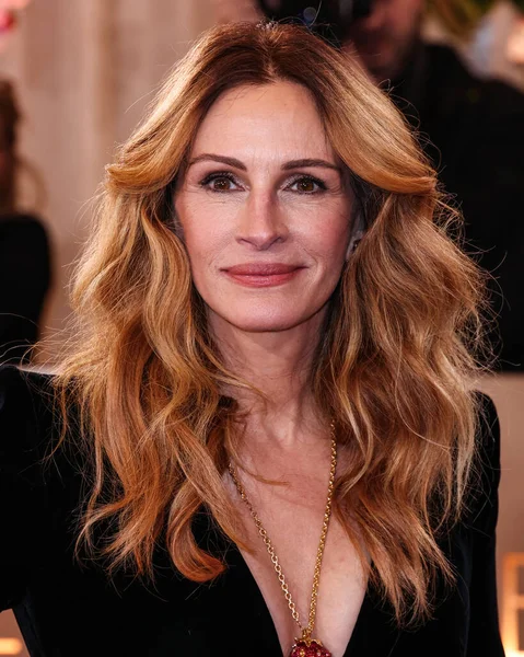 Özel bir Giorgio Armani Prive elbisesi giyen Julia Roberts, 11 Ocak 2026 'da Beverly Hilton Oteli' nde düzenlenen 83..