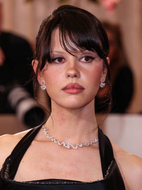 Dior High mücevherleriyle özel bir Dior elbisesi giyen Mia Goth, 11 Ocak 2026 'da Beverly Hills, Los Angeles, Kaliforniya, ABD' deki The Beverly Hilton Hotel 'de düzenlenen 83..
