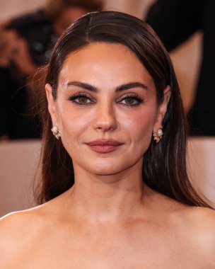 Carolina Herrera 'yı giyen Mila Kunis, 11 Ocak 2026' da Beverly Hilton Hotel 'de düzenlenen 83. Altın Küre Ödülleri' ne geldi..
