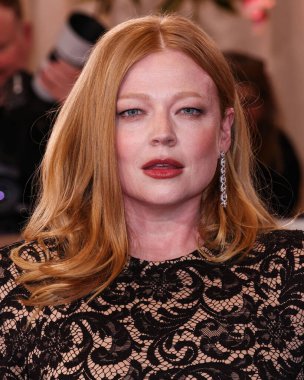 Özel yapım Patou giyen Sarah Snook, 11 Ocak 2026 'da Beverly Hilton Oteli' nde düzenlenen 83..