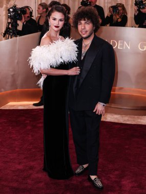 Chanel giyen Selena Gomez ve Jacob and Co. Elmas Butik Timepiece giyen kocası Benny Blanco, 11 Ocak 2026 'da Beverly Hilton Hotel' de düzenlenen 83.