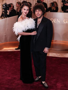 Chanel giyen Selena Gomez ve Jacob and Co. Elmas Butik Timepiece giyen kocası Benny Blanco, 11 Ocak 2026 'da Beverly Hilton Hotel' de düzenlenen 83.