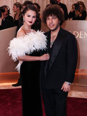 Chanel giyen Selena Gomez ve Jacob and Co. Elmas Butik Timepiece giyen kocası Benny Blanco, 11 Ocak 2026 'da Beverly Hilton Hotel' de düzenlenen 83.