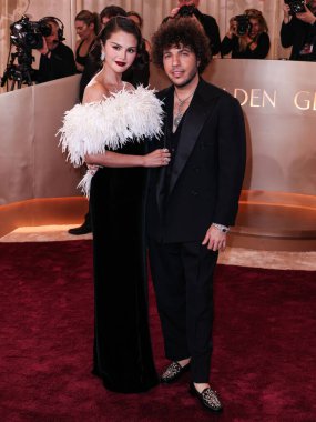 Chanel giyen Selena Gomez ve Jacob and Co. Elmas Butik Timepiece giyen kocası Benny Blanco, 11 Ocak 2026 'da Beverly Hilton Hotel' de düzenlenen 83.