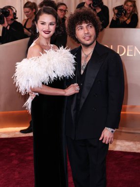 Chanel giyen Selena Gomez ve Jacob and Co. Elmas Butik Timepiece giyen kocası Benny Blanco, 11 Ocak 2026 'da Beverly Hilton Hotel' de düzenlenen 83.
