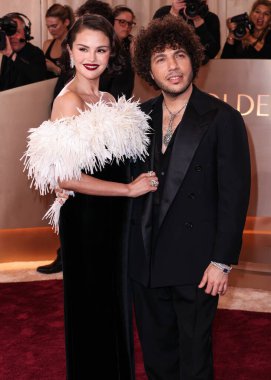 Chanel giyen Selena Gomez ve Jacob and Co. Elmas Butik Timepiece giyen kocası Benny Blanco, 11 Ocak 2026 'da Beverly Hilton Hotel' de düzenlenen 83.