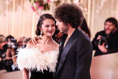 Chanel giyen Selena Gomez ve Jacob and Co. Elmas Butik Timepiece giyen kocası Benny Blanco, 11 Ocak 2026 'da Beverly Hilton Hotel' de düzenlenen 83.