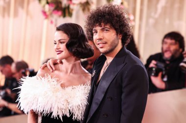 Chanel giyen Selena Gomez ve Jacob and Co. Elmas Butik Timepiece giyen kocası Benny Blanco, 11 Ocak 2026 'da Beverly Hilton Hotel' de düzenlenen 83.