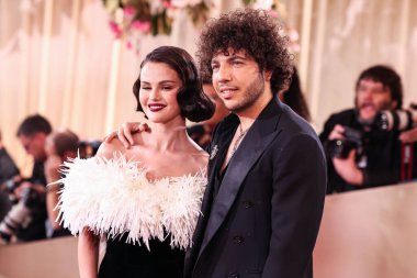 Chanel giyen Selena Gomez ve Jacob and Co. Elmas Butik Timepiece giyen kocası Benny Blanco, 11 Ocak 2026 'da Beverly Hilton Hotel' de düzenlenen 83.