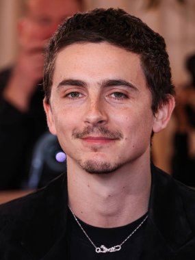 Özel Krom Kalpler giyen Timothee Chalamet, 11 Ocak 2026 'da Beverly Hilton Oteli' nde düzenlenen 83. Altın Küre Ödülleri 'ne geldi..