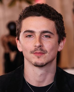 Özel Krom Kalpler giyen Timothee Chalamet, 11 Ocak 2026 'da Beverly Hilton Oteli' nde düzenlenen 83. Altın Küre Ödülleri 'ne geldi..