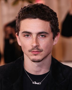 Özel Krom Kalpler giyen Timothee Chalamet, 11 Ocak 2026 'da Beverly Hilton Oteli' nde düzenlenen 83. Altın Küre Ödülleri 'ne geldi..