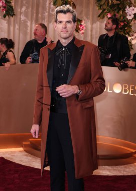 Brooks Brothers kıyafeti ve Louboutin ayakkabıları giyen Timothy Simons, 11 Ocak 2026 'da Beverly Hills, Los Angeles, Kaliforniya, ABD' de düzenlenen 83..