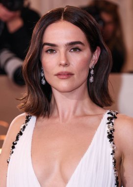 Prada giyen Zoey Deutch, 11 Ocak 2026 'da Beverly Hilton Oteli' nde düzenlenen 83. Altın Küre Ödülleri 'ne geliyor..