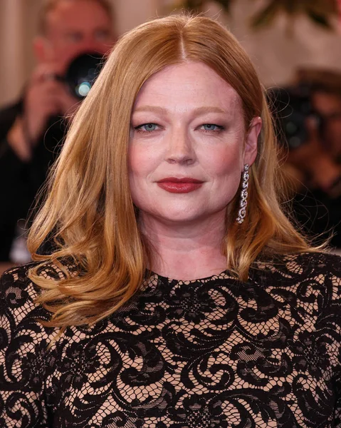 Özel yapım Patou giyen Sarah Snook, 11 Ocak 2026 'da Beverly Hilton Oteli' nde düzenlenen 83..